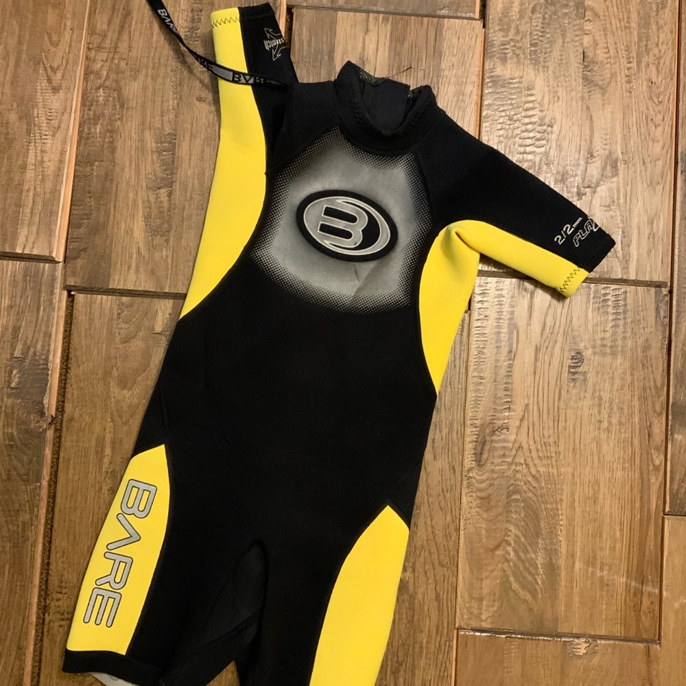 Bare kids wet suit 2/2 mm. No sizing tag